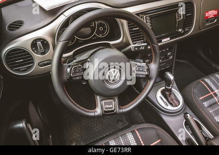 BERLIN - 05 juin 2016 : Intérieur de voiture compacte Volkswagen Beetle Cabriolet, 2016. Vintage tonifiant. Les Classic Days Berlin 2016. Banque D'Images