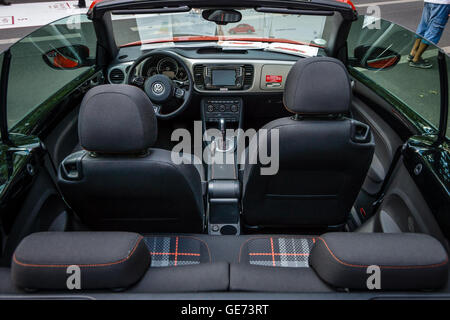 BERLIN - 05 juin 2016 : Intérieur de voiture compacte Volkswagen Beetle Cabriolet, 2016. Les Classic Days Berlin 2016. Banque D'Images