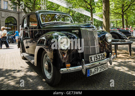 BERLIN - 05 juin 2016 : Vintage car Ford Prefect (E493A), une voiture britannique qui a été produite par Ford. Les Classic Days Berlin 2016 Banque D'Images