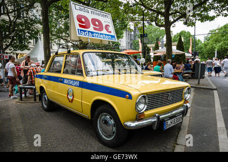 La voiture populaire soviétique VAZ 2101 dans les couleurs de la police de la circulation de l'URSS. Banque D'Images