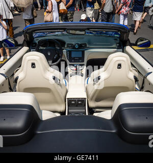 BERLIN - 05 juin 2016 : l'intérieur de grand tourer voiture Maserati GranCabrio MC, depuis 2012. Les Classic Days Berlin 2016 Banque D'Images