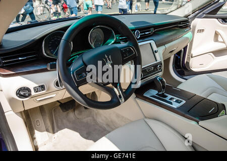 BERLIN - 05 juin 2016 : l'intérieur de la voiture de luxe pleine grandeur Maserati Quattroporte VI, depuis 2013. Les Classic Days Berlin 2016 Banque D'Images