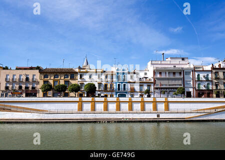 Célèbre quartier sur la rive ouest de la rivière Guadalquivir à Séville, Espagne Banque D'Images