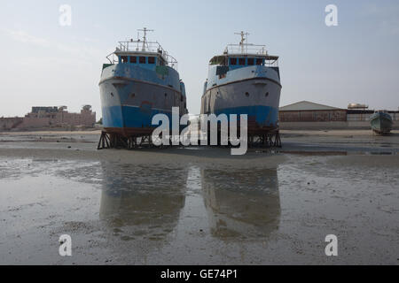 Deux bateaux en cale sèche sur des béquilles. Banque D'Images