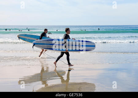 Deux surfeurs s'exécutant sur la plage à San Diego, Californie Banque D'Images