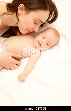 Photo de bébé adorable sur feuille blanche Banque D'Images