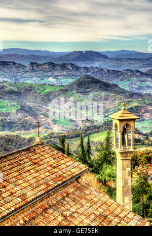 Vue sur montagnes des Apennins de Saint-Marin Banque D'Images