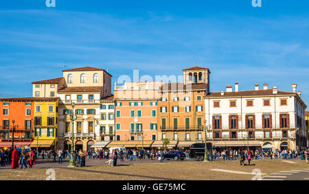 Bâtiments sur la Piazza Bra à Vérone - Italie Banque D'Images