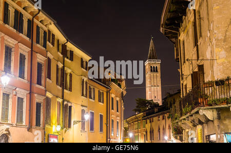 Ponte di Pietra street, le campanile de Santa Anastasia church - ve Banque D'Images