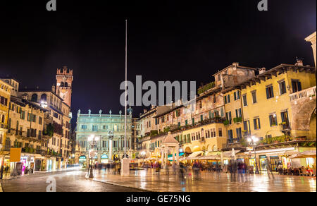 Piazza delle Erbe (place du marché) à Vérone - Italie Banque D'Images