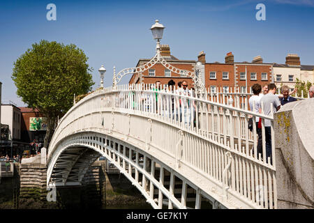 L'Irlande, Dublin, 1816 Halfpenny Bridge sur la Liffey Banque D'Images