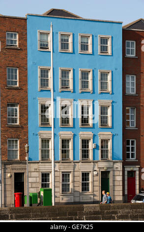 L'Irlande, Dublin, Arran Quay, peint bleu bâtiment géorgien riverfront Banque D'Images