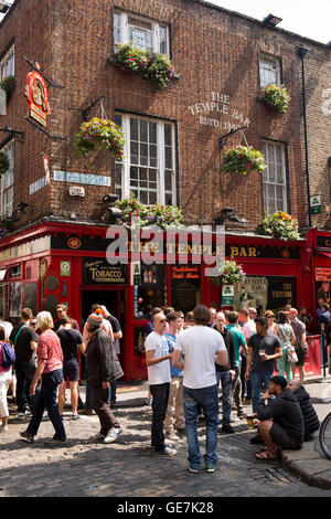 L'Irlande, Dublin, Temple Bar, les clients de boire dans un pub à l'extérieur de la route Banque D'Images