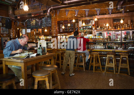 L'Irlande, Dublin, Temple Bar, le Parlement, la rue Pub Porterhouse interior Banque D'Images