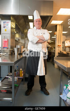 Chef de cuisine à Brighton Race Course se tient dans sa cuisine typique, pose en chef Banque D'Images