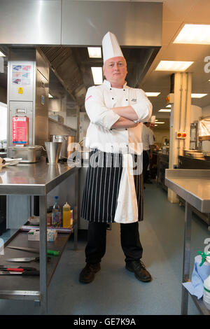 Chef de cuisine à Brighton Race Course se tient dans sa cuisine typique, pose en chef Banque D'Images