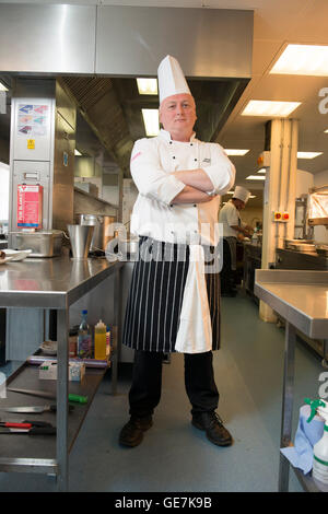 Chef de cuisine à Brighton Race Course se tient dans sa cuisine typique, pose en chef Banque D'Images