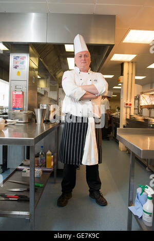 Chef de cuisine à Brighton Race Course se tient dans sa cuisine typique, pose en chef Banque D'Images