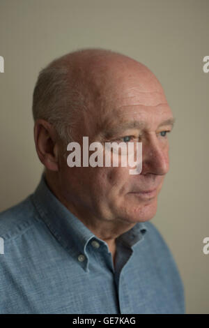 Portrait d'un photographe de presse argus brighton Tony arbre, un homme avec un visage amical et une passion pour la photographie Banque D'Images