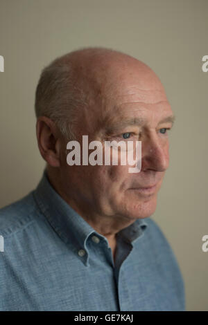 Portrait d'un photographe de presse argus brighton Tony arbre, un homme avec un visage amical et une passion pour la photographie Banque D'Images