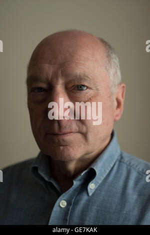 Portrait d'un photographe de presse argus brighton Tony arbre, un homme avec un visage amical et une passion pour la photographie Banque D'Images