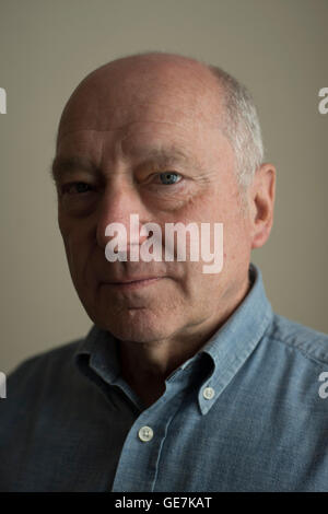 Portrait d'un photographe de presse argus brighton Tony arbre, un homme avec un visage amical et une passion pour la photographie Banque D'Images