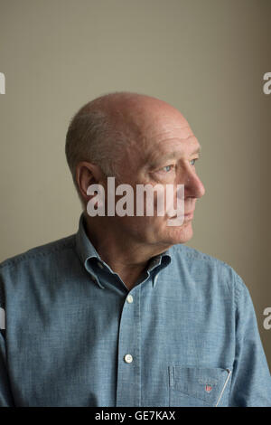 Portrait d'un photographe de presse argus brighton Tony arbre, un homme avec un visage amical et une passion pour la photographie Banque D'Images