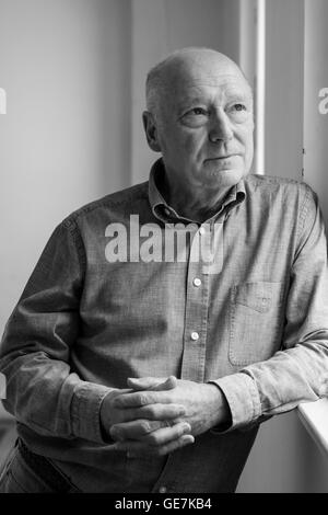 Portrait d'un photographe de presse argus brighton Tony arbre, un homme avec un visage amical et une passion pour la photographie Banque D'Images