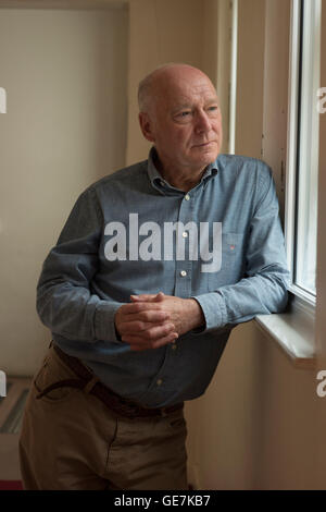 Portrait d'un photographe de presse argus brighton Tony arbre, un homme avec un visage amical et une passion pour la photographie Banque D'Images