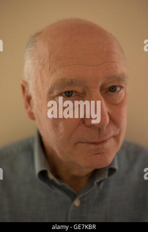 Portrait d'un photographe de presse argus brighton Tony arbre, un homme avec un visage amical et une passion pour la photographie Banque D'Images