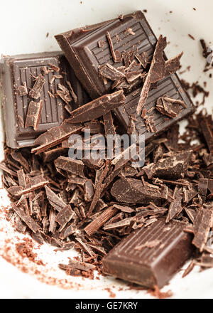 Copeaux de chocolat et un bol blanc Banque D'Images