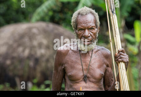 Ugem, village Baliem Valley, en Papouasie occidentale, Indonésie - 13 Février 2016 : Dani tribe homme avec un arc et des flèches Banque D'Images