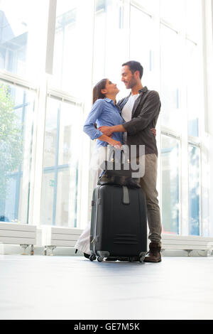 Toute la longueur du couple à l'aéroport. Mâle et femelle romantique sont partenaires avec assurance. Ils sont dans l'emploi temporaire. Banque D'Images