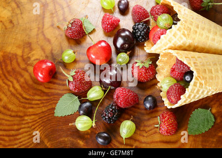 Divers petits fruits frais biologiques en cornet gaufré ice cream Banque D'Images