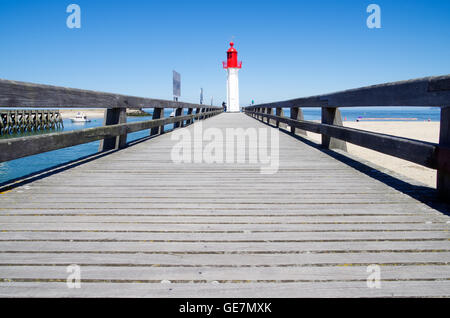 Bien jetée desséchée jusqu'à la plage de Trouville en Normandie, France Banque D'Images