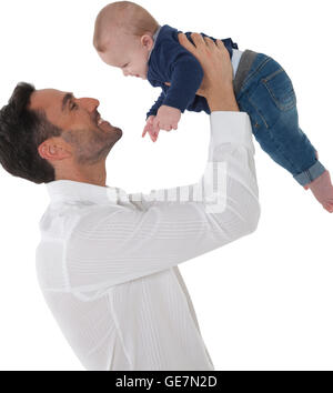 Vue latérale d'heureux père jouer avec bébé garçon jeune homme avec son temps libre de dépenser les deux sont dans les occasionnels isolated over white Banque D'Images