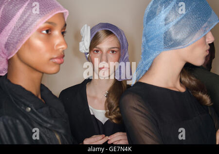Modèle avoir les cheveux et le maquillage fait en coulisses lors d'fashionweek Banque D'Images