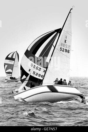 Nouvelles photos d'AJAX. 1979. SCHEVENINGEN, Pays-Bas. - La demi-tonne MONDES - ROLLERCOASTER (GB) COMPETEING DANS LES CHAMPIONNATS DU MONDE AU LARGE DE SCHEVENINGEN. DUTCH YACHT DE JOE COOL EST EN ARRIÈRE-PLAN. PHOTO:JONATHAN EASTLAND/AJAX REF:HDD/1/2 tonne/ROLLERCOASTER Banque D'Images