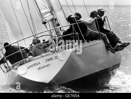 Nouvelles photos d'AJAX. 19ème juillet 1974. TORQUAY, Angleterre. 1 - TON CUP - CHAMPIONNAT DU MONDE LATINE JANE II DE NEWPORT, Virginia, USA, MENANT UN PACK DE 35 BATEAUX SUR TORBAY AUJOURD'HUI À LA DEUXIÈME MANCHE DU CHAMPIONNAT DE GARDER LES CINQ VOILE USA ÉQUIPE DANS LE PLOMB. PHOTO:JONATHAN EASTLAND/AJAX REF:HDD/YA/1974/NORD JANE II Banque D'Images