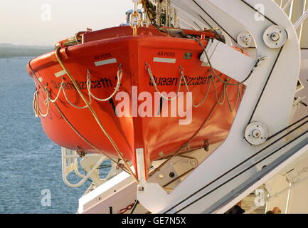 AJAXNETPHOTO. 13ème OCT 2006 - Southampton, Angleterre. - LINER CUNARD QE2 - CANOTS ET BOSSOIRS. PHOTO:JONATHAN EASTLAND/AJAX REF:D61510 392 Banque D'Images