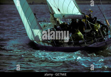 Nouvelles photos d'AJAX. 1977. COWES, EN ANGLETERRE - Fastnet Race - Yacht 12M VÉTÉRAN COMMENCE OCEAN RACE - LA GUERRE BAT VERS LE BAS LE SOLENT POUR LA PREMIÈRE ÉTAPE DES 605 KM OCEAN RACE à Plymouth. PHOTO:JONATHAN EASTLAND/AJAX REF:31806 6 Banque D'Images