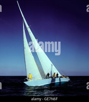 Nouvelles photos d'AJAX. 1977. SOLENT, en Angleterre. - FASTNET RACE - L'EX douze mètres GUERRE EN ROUTE VERS LE FASTNET. PHOTO:JONATHAN EASTLAND/AJAX REF:703710/guerre Banque D'Images