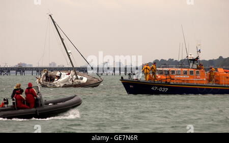 AJAXNETPHOTO. SEPT, 2009. SOUTHAMPTON, Angleterre. - YACHT ÉCHOUÉ - Bateau de sauvetage de la RNLI CALSHOT YACHT ASSISTE À ÉCHOUÉ PRÈS DE HAMBLE POINT. PHOTO:JONATHAN EASTLAND/AJAX REF:91609 2053 Banque D'Images