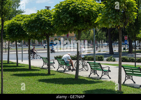 Le repos dans le parc sur la place Skanderbeg, Tirana, Albanie, Banque D'Images