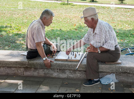 Jouer aux échecs, un populaire passtime en Albanie, sur le bord de Rinia Park, le centre de Tirana, Albanie, Banque D'Images