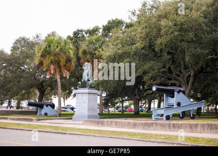 Statue de Brig. Le général William Moultrie, avec deux canons dans Battery Park, Charleston, Caroline du Sud, USA Banque D'Images