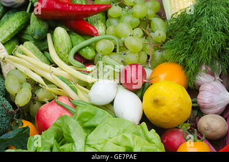 Groupe des fruits et légumes frais sur la table Banque D'Images