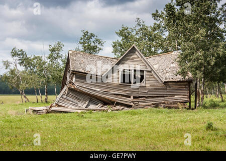 Maison de bois abandonnés s'est effondré près de Victoire Saskatchewan Canada Banque D'Images