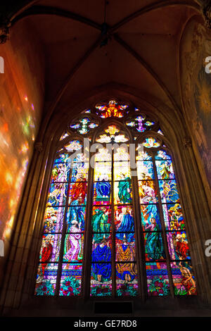 Vitrail dans la cathédrale de st. Vitus à Prague, représentant une scène religieuse Banque D'Images