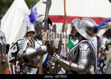 Lancastre médiéval knights se préparer pour une bataille Banque D'Images